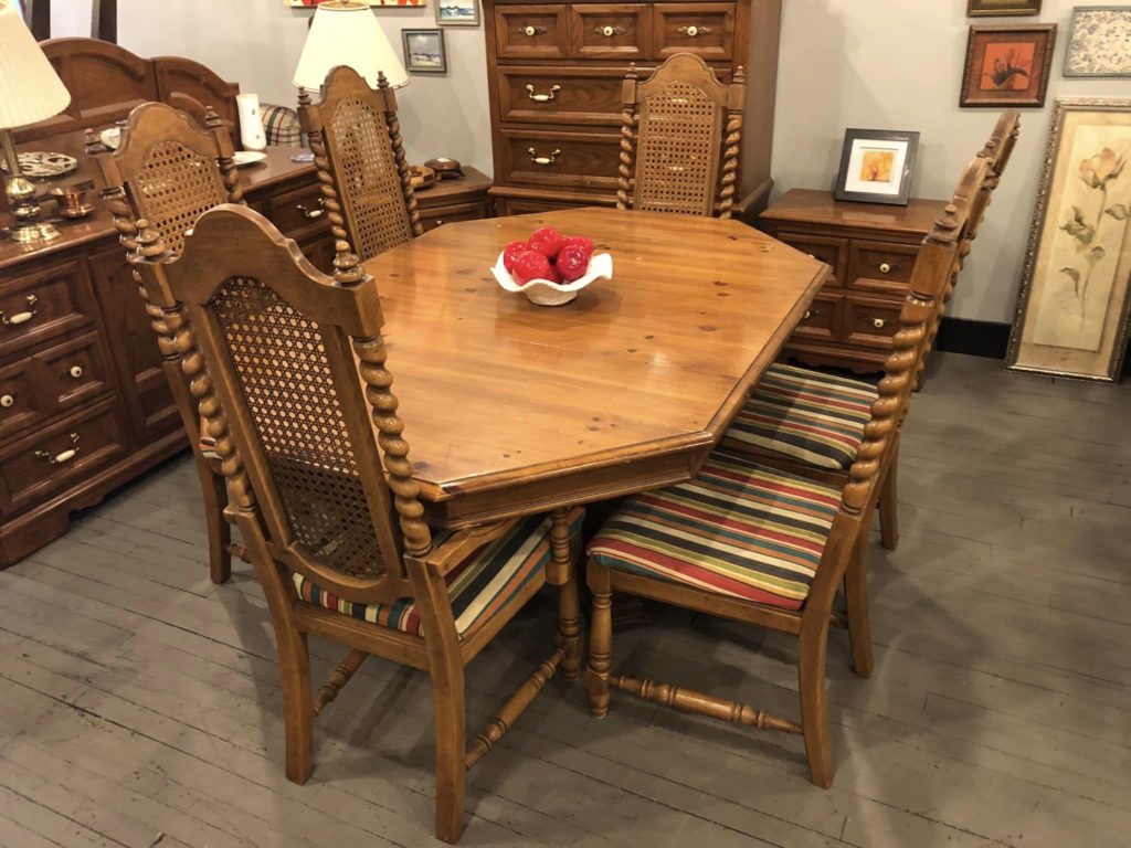 Gorgeous Table w/leaf and 6 Chairs.