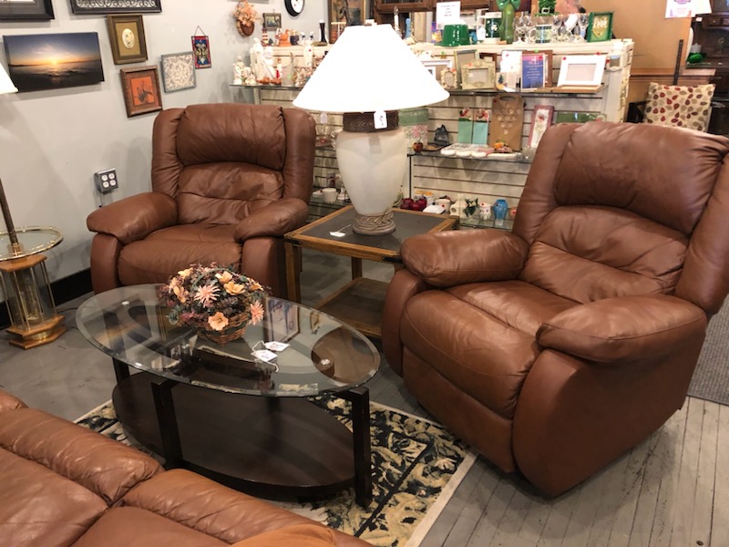 Beautiful 3 Piece Reclining Sofa and Chairs.