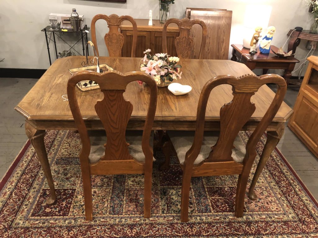 Beautiful solid table w/4 chairs and 2 leaves