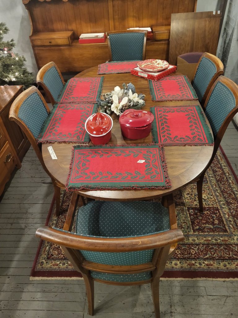 Table with leaf and 6 chairs plus cover for table